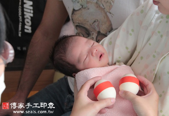 張寶寶(新竹竹東到府嬰兒寶寶滿月剃頭理髮、免費到府嬰兒剃胎毛儀式吉祥話)。到府剃頭剃胎毛主持、專業拍照、DVD光碟、證書。★購買「臍帶章、肚臍章、胎毛筆刷印章」贈送：剃頭、收涎、抓周，三選一。2015.10.25 照片4